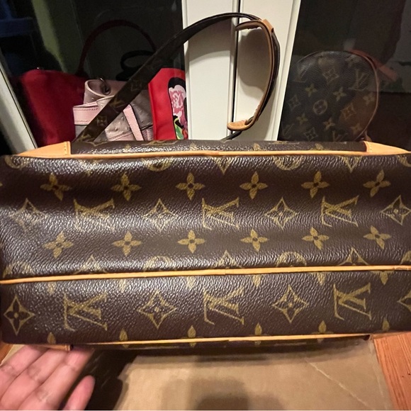 Louis Vuitton Nile Crossbody Bag - Picture 5 of 16